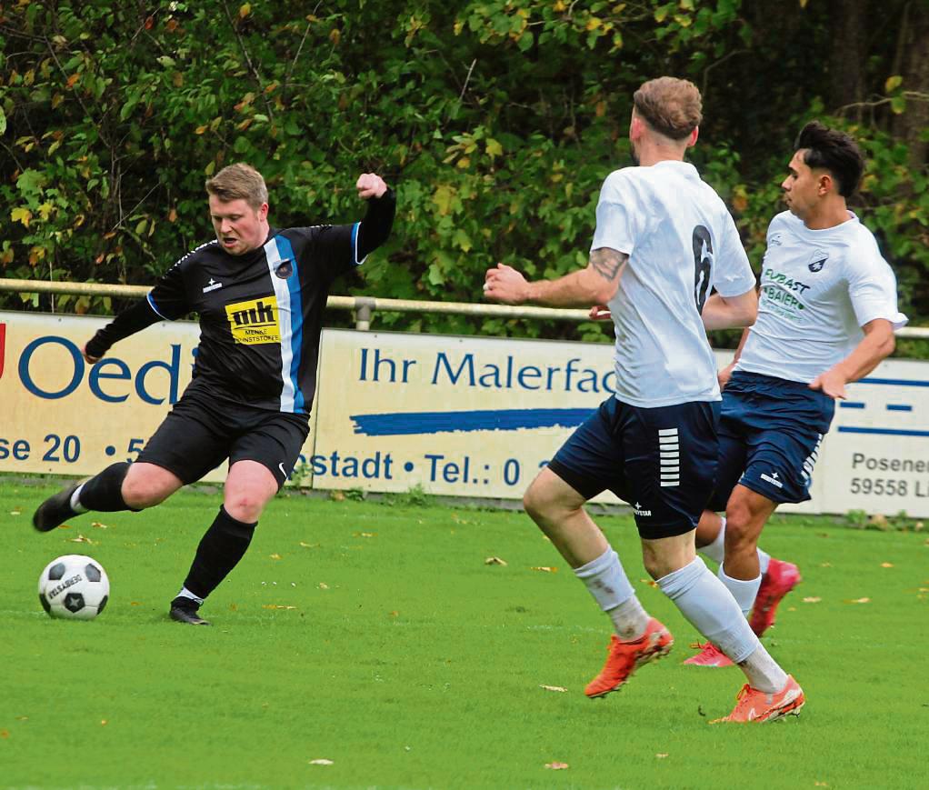 „War stets bemüht“ hätte im Zeugnis des TuS Warstein (in Schwarz) nach dem Auswärtsspiel beim SCL gestanden. Die Heimelf zeigte eine überzeugende Leistung, agierte beim 1:0-Sieg im Abschluss jedoch zu kompliziert. Foto: hartmut Brand