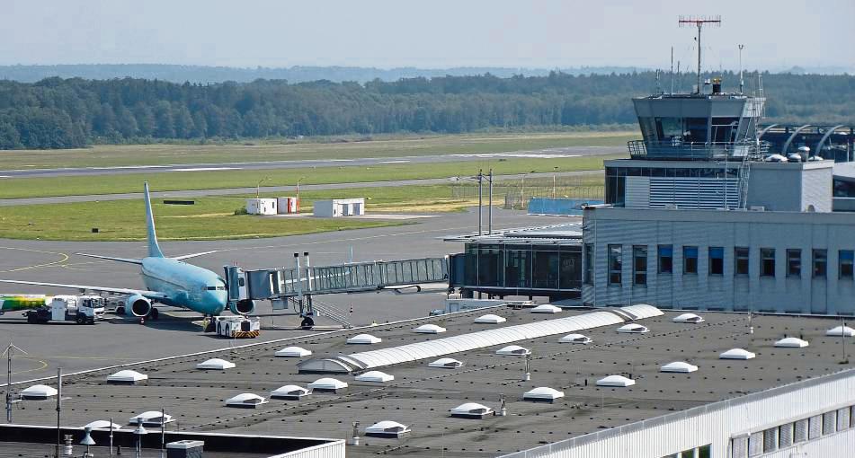 Ein Kommen und Gehen am Rollfeld in Ahden: In den Sommerferien erwartet der Flughafen Paderborn-Lippstadt wieder viele Ferienflieger und rund 140 000 Passagiere. Foto: Niggenaber