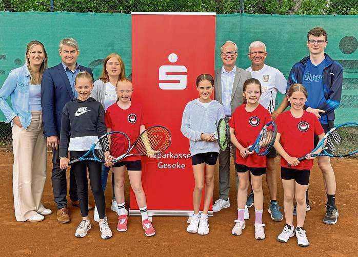 Im Rampenlicht auf der Anlage des TC RW Geseke steht vom 10. Juli bis 13. Juli der Tennis-Nachwuchs, wenn es beim OWL-Sparkassen Junior-Cup in der Alterssklassen U8 bis U16 wieder heißt: Spiel, Satz und Sieg.