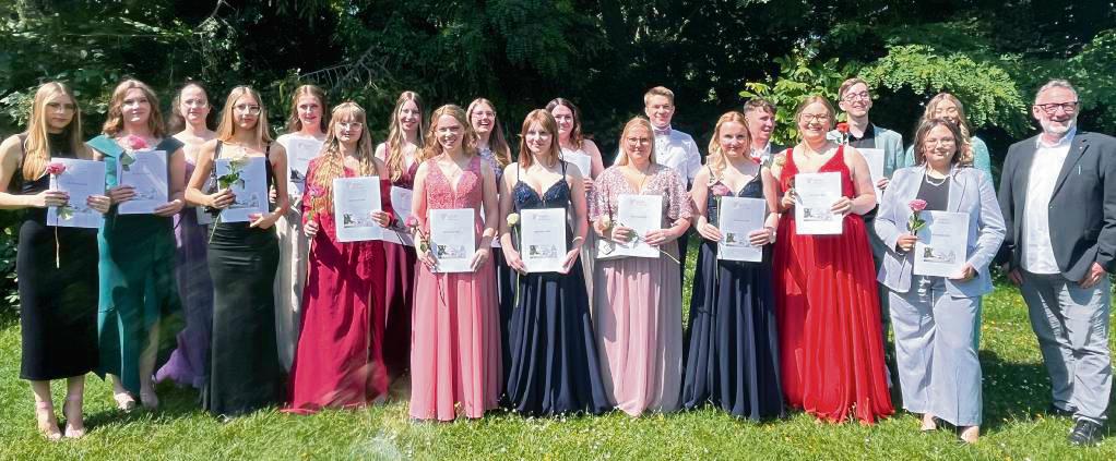 Schafften ihr Abi und den theoretischen Teil der Erzieher-Ausbildung: Die AHR13-Absolventen am Berufskolleg Marienschule.