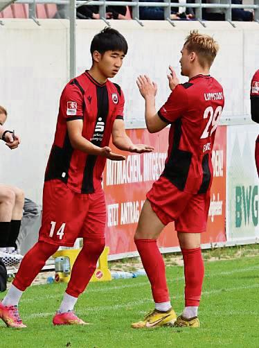 Seungyoung Lee (l.) und Maximilian Franke werden sich künftig öfter abklatschen. Foto: Lütkehaus