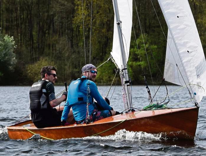 Das Team Nils Kuhlmann (links) und Daniel Kossack gewinnen den Wettkampf auf dem Liblarer See.