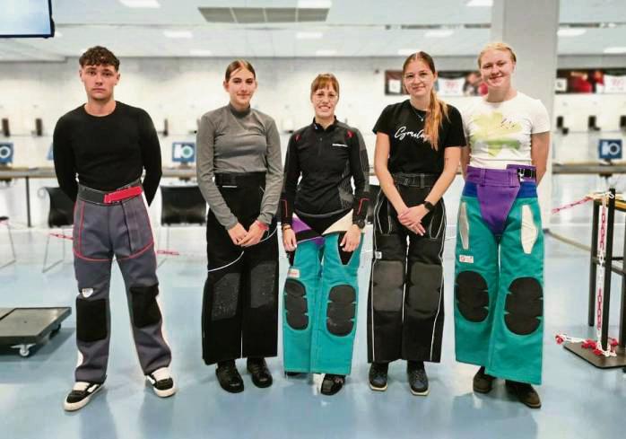 Bei den Landesmeisterschaften im Luftgewehrschießen überzeugten (v.l.) Julian Termer, Alice Schlegel, Trainerin und Schützin Tatjana Matuschek, Zoe Haßenewert und Luisa Grae vom SSV Bad Waldliesborn und SSV Böckum-Norddorf mit Top-Ergebnissen.