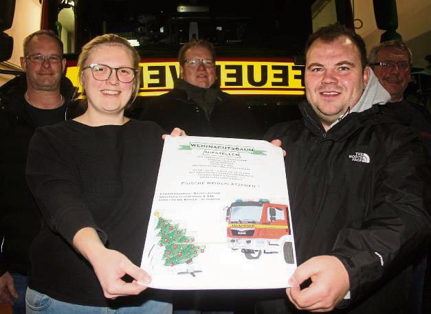 Die Löschgruppe Esbeck um Wiebke Dickhut und Marvin Köhler (vorne) bitten am ersten Advent zum Weihnachtsbaum-Aufstellen an die Alte Schule. Foto: Niggenaber