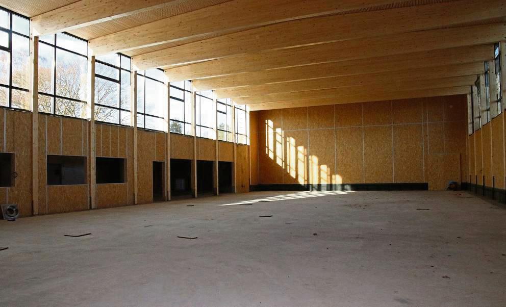 Voll im Zeitplan ist der Neubau der Turnhalle der Grundschule in Lipperode. Zum neuen Schuljahr sollen sich hier die Tore für die Sportler wieder öffnen. Foto: Thomas Wiegand