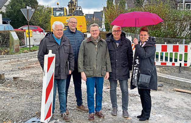 Anwohner der Friedenseiche tauschten sich mit Mitgliedern der CDU-Fraktion Erwitte aus (v.l.): Ulrich Westerfeld, Hubert Hense (Vorsitzender des Stadtentwicklungsausschusses), Torsten Blöming (CDU-Fraktionsvorsitzender), Erich Roß, Ulrike Ködding (stellvertretende Bürgermeisterin).