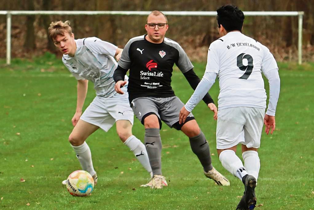 In der Kreisliga B gelang Viktoria Lippstadt (in Schwarz) ein ungefährdeter 5:0-Auswärtssieg bei BW Eickelborn. Foto: Feichtinger
