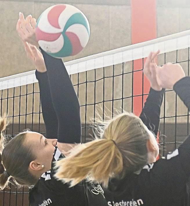 Setzen ihre Aufholjagd fort: Die Volleyballerinnen des SuS Oestereiden gewannen ihr Landesliga-Heimspiel gegen Lünen mit 3:1 und sind damit wieder auf Kurs. Foto: Dieter Tuschen