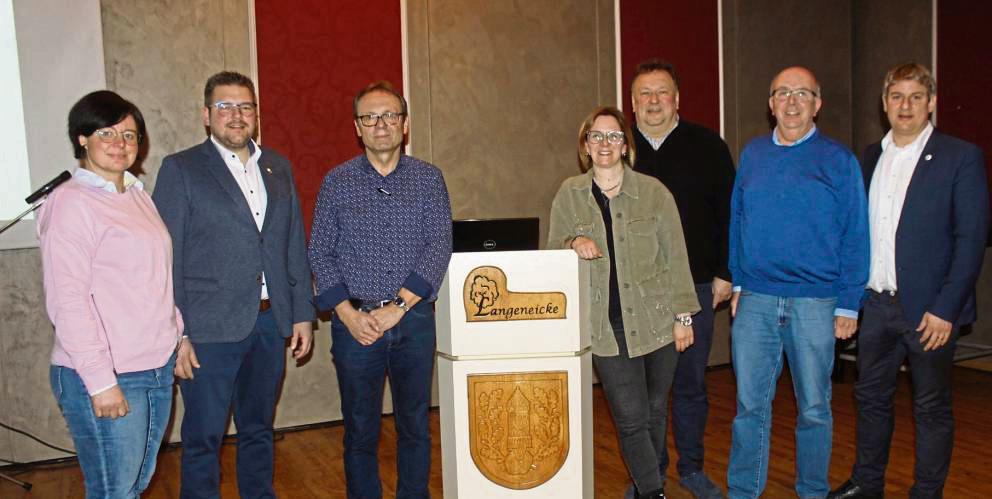 Brachten die Langeneicker auf den aktuellen Stand: Anne Schulte-Döinghaus, Niklas Heiermann, Dirk Kahr (Kulturring), Martina Sure (Saalverein), Engelbert Harrenkamp (Kirchenvorstand), Franz Westermann (Schützenverein) und Remco van der Velden. Foto: reinke