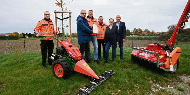 Die Stadt Geseke hat mit Fördermitteln insektenfreundliche Mähwerkzeuge angeschafft.