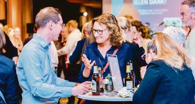 Beim Fachkräftedialog der Kreis-Wirtschaftsförderung bei Sedus Systems vernetzten sich die Teilnehmer. Fotos: Nina Vester
