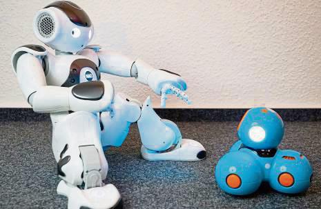 Warten schon auf ihren Auftritt: Roboter NAO (l.) und Dash. Foto: Kreis Soest