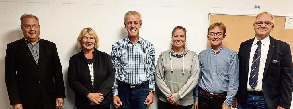 Bilden den Vorstand des Kreisreiterverbandes Lippstadt (v.l.): Michael Gola (Jugendwart), Heidi Sprink (Geschäftsführerin), Ewald Rickert (Kassierer), Stephanie Lutter (Tierschutzbeauftragte), Stefan Rolff (2. Vorsitzender) und Uwe Hüser (1. Vorsitzender).
