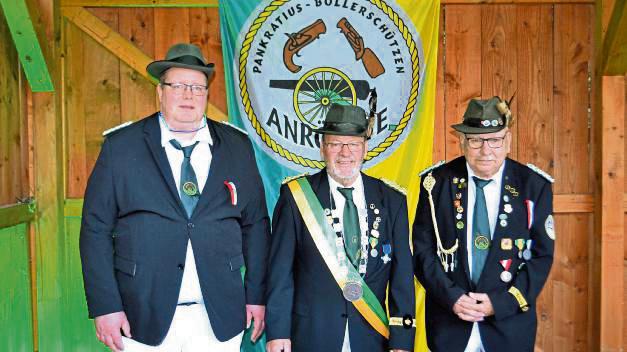 Rudolf Lange (M.) holte sich bei den Böllerschützen den Kaisertitel. Zu den ersten Gratulanten zählten die Böllerkommandanten Thomas Röper (l.) und Heinz Langner.