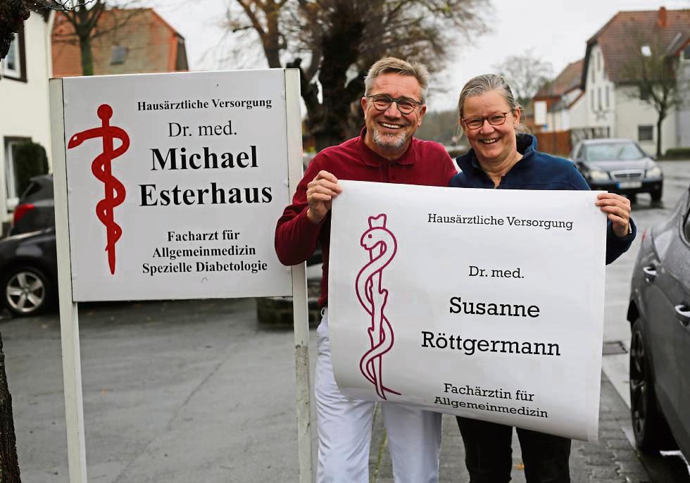 Wenn am 2. Januar die Praxistüren in Hörste wieder öffnen, genießt Dr. Michael Esterhaus (l.) schon seinen Ruhestand. Dr. Susanne Röttgermann, ehemalige Chefärztin der Chirurgie im EVK, übernimmt als neue Hausärztin. Foto: Löseke