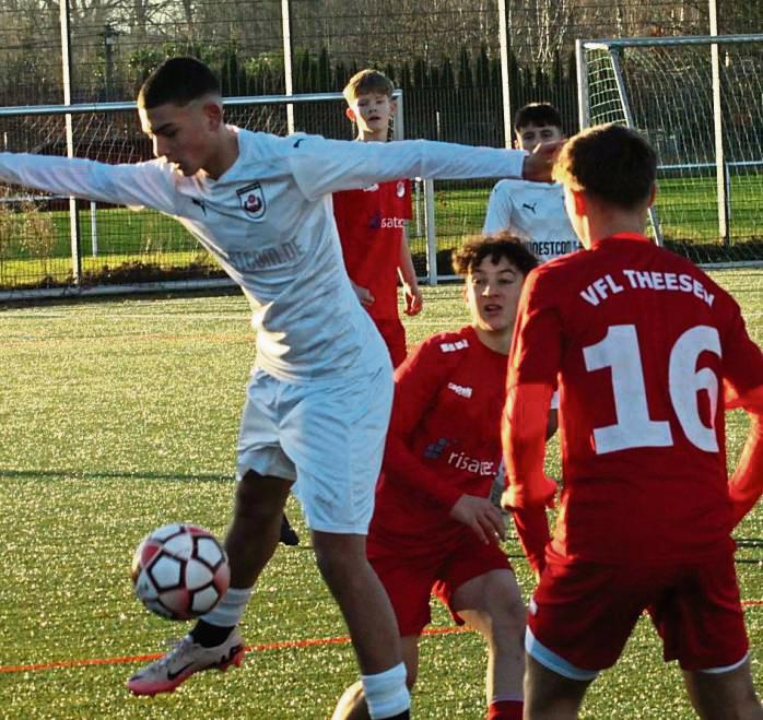 Mit einer Nullnummer mussten sich die C-Junioren des SV Lippstadt (in Weiß) gegen Theesen begnügen. Foto: Dannhausen