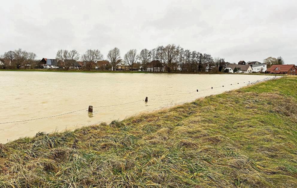 Das von der Stadt Erwitte zur Verfügung gestellte Foto zeigt das Weihnachtshochwasser 2023/2024. Im Hintergrund ist ein Teil des Stirper Mühlenbachs zu sehen. Um die Wirksamkeit des Hochwasserschutzes zu gewährleisten, führe die Stadt Erwitte zahlreichen jährliche Unterhaltungsmaßnahmen an Gewässern durch.