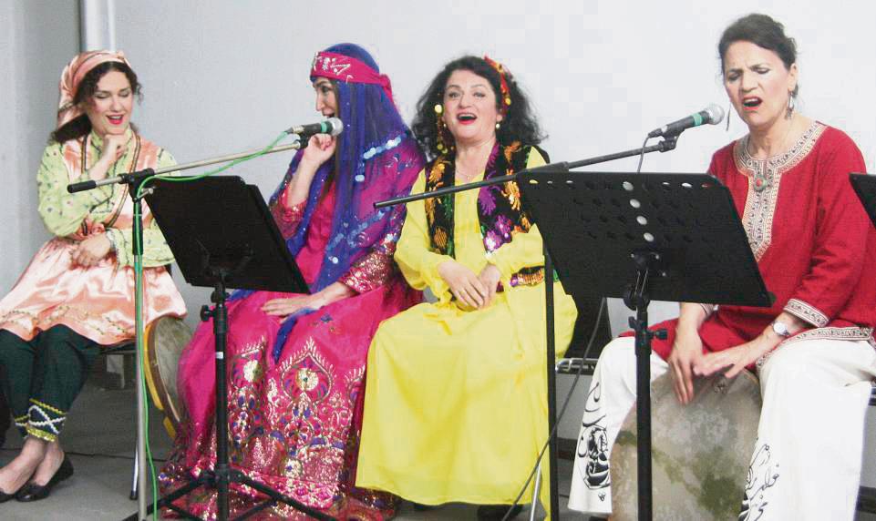 Die in Teheran geborene Sängerin Maryam Akhondy (r.) sang mit dem iranischen Frauenchor Banu im Lippstädter Kulturraum Synagoge. Foto: Wissing