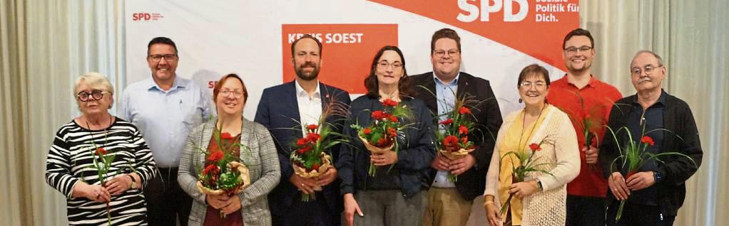 Der neu gewählte Kreisverbandsvorstand der SPD im Kreis Soest (von links) in der Kurhalle Bad Westernkotten möchte gemeinsam die Wahlen auf Bundes- und Kommunalebene im kommenden Jahr meistern. Foto: Stallmeister