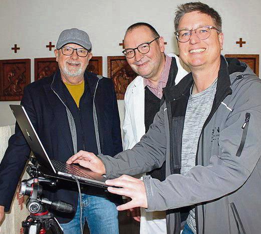 100 Jahre Verein für Heimatkunde Geseke: 100 Mitglieder ließen sich dort fotografieren, wo ihre Heimat ist – hier Dr. Dirk Theodor Schraeder (m.), Chefarzt für tech. Orthopädie und Rehabilitation am Geseker Krankenhaus mit den Fotografen Theo Gröne (l.) und Stephan Redeker. Foto: H. Tebbe