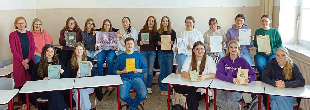 Mit der Geschichte ihrer Schule beschäftigen sich die Schülerinnen und Schüler der Jahrgangsstufe Q1. Foto: Marcus Kloer