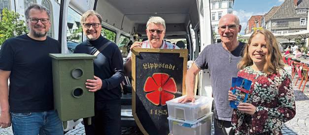 Präsentieren Lippstadt beim Hansetag in Visby (v.l.): die Künstlergruppe Projekt 55, Josef Vossebürger (Graf Bernhard), Thomas Lakmann (Conrad-Hansen-Musikschule) und Lisa Weinrich (KWL).