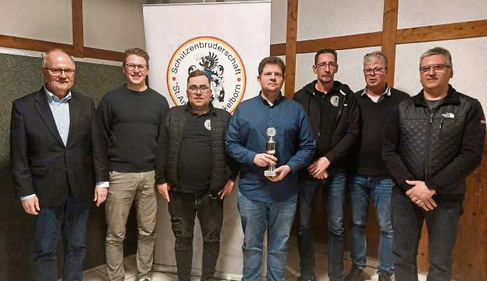 Oberst Köster und Kassierer Ehrich gratulierten den Gewählten und den Siegern des Schießens. Unser Bild zeigt v.l. Ulrich Köster, Jan Wapelhorst, Hendrik Mattenklotz, Patrick Winkel, Jesko Ehrich, Udo Steinert und Mathias Scheck.