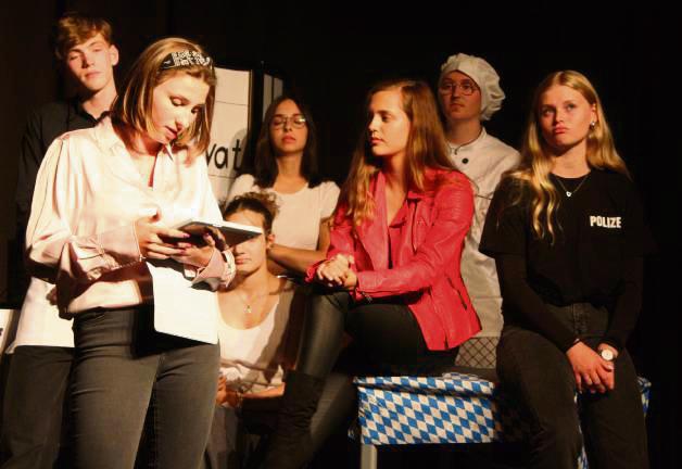 Kriminalhauptkommissarin Greta Decker (Julia Rademacher l.) und Kriminaloberkommissarin Rebecca Moll (Sarah Lomberg 3.v.r.) lassen alle Verdächtigen noch einmal antreten, bevor die „Bombe“ platzt. Foto: Wissing