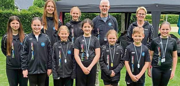 Die Teutonen-Schwimmer (h.v.l.) Eleni und Romy Schröder, Trainer Hans-Jürgen Brink, Trainerin Dorothee Böckhorst sowie (v.v.l.) Mia-Alice Wintz, Tijana Simic, Carlotta Schneider, Eslem Bal, Levke Drews, Nick Silling und Tamara Simic (es fehlt Laura Ortmann) stellten sich beim internationalen Geseker Schwimmfest der Konkurrenz.