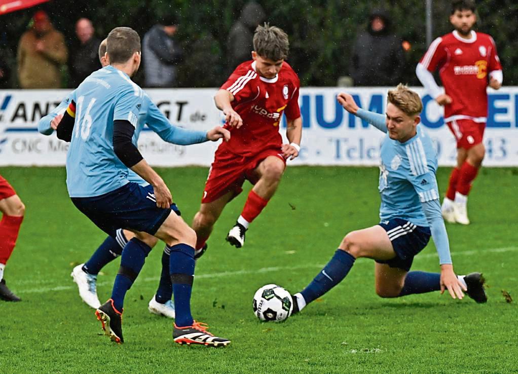 Auswärts weiter punktlos ist die SG Suttrop/Kallenhardt (rote Trikots). Bei Bezirksliga-Absteiger Mönninghausen setzte es eine 1:4-Niederlage. Foto: Julia Marx
