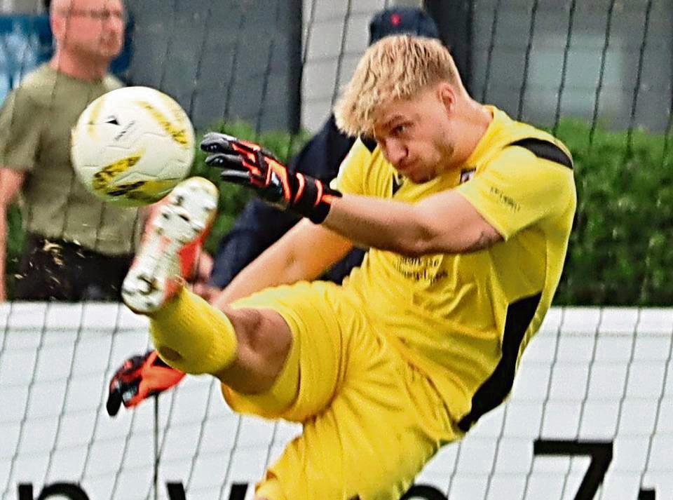 Mit voller Wucht zum nächsten Heimsieg: Luca Beermann macht vor, wie es funktioniert. Der Torhüter der SV Lippstadt war allerdings unter der Woche krank und konnte nicht komplett trainieren. Foto: Lütkehaus