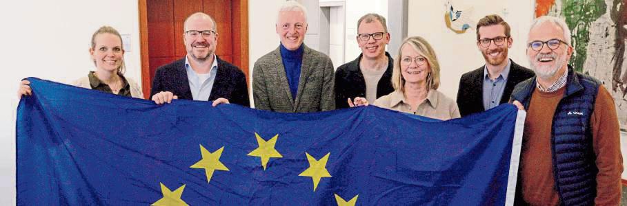 Über die Akkreditierung für Erasmus+ freuen sich (v.l.): Laura Vöcking (Stellv. Schulleitung Europagrundschule Höingen), Christoph Niggemeier (Europa-Agentur), die Schulamtsdirektoren Dirk Haupt, Carsten Schlagowski und Ilka Newerla, Sachgebietsleiter Jan Schulze-Vaersthausen und Wolfgang Janus (Schulleiter Don-Bosco-Schule Lippstadt). Foto: Hönicke (Kreis Soest)