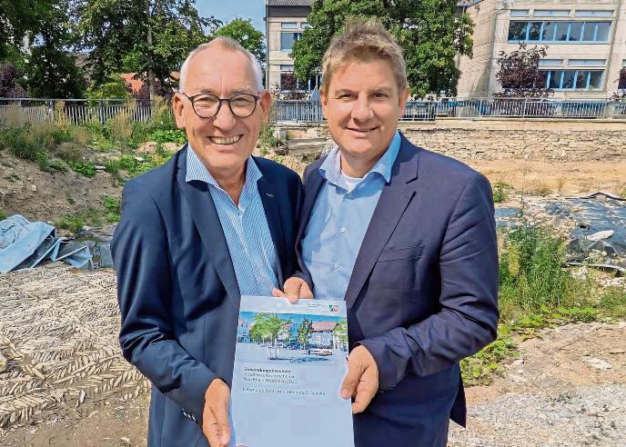Am Standort des zukünftigen Stadthauses übergab Regierungspräsident Heinrich Böckelühr (l.) den Förder-Bescheid an Bürgermeister Remco van der Velden. Foto: Stadt Geseke