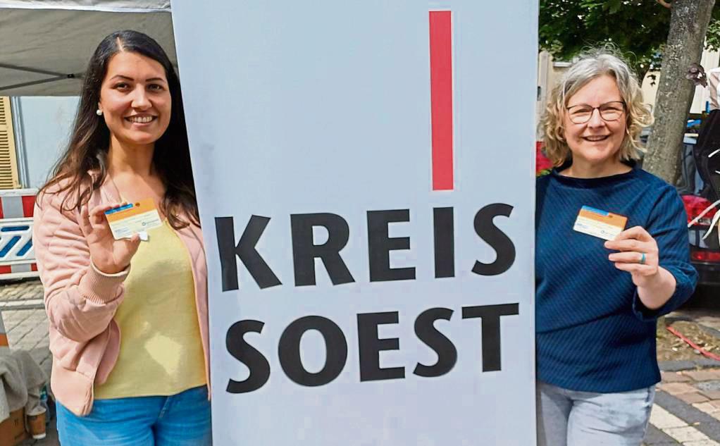 Dr. Margitta Neufeld (r.), Ärztliche Leitung im Kreisgesundheitsamt Soest, und Leila Rincke, Mitarbeiterin im Kreisgesundheitsamt, machen mobil für die Organspensde. Foto: Kreis Soest