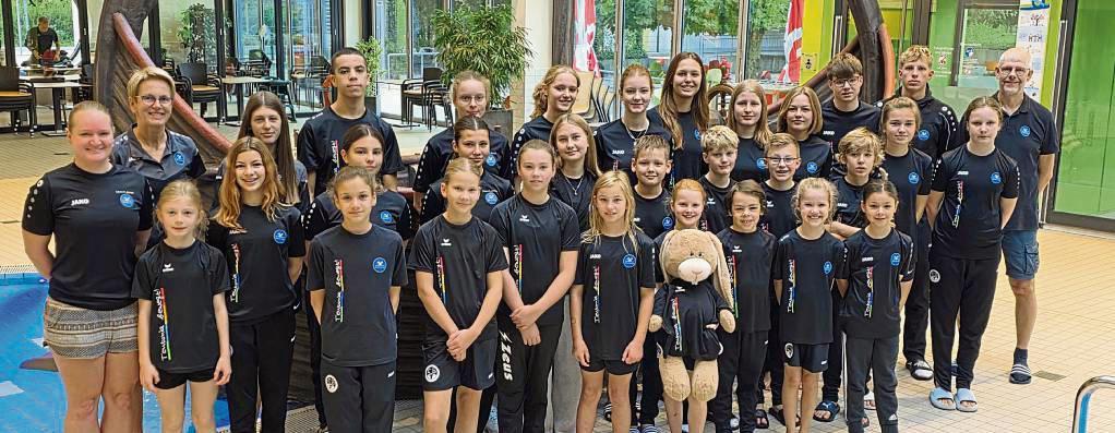 Heimsten reichlich Edelmetall ein und erlangten viele persönliche Bestleistungen: die Mannschaften des Gastgebers Teutonia Lippstadt samt Trainerteam (h.v.l.): Sabine Andermahr, Dorothee Böckhorst, Zoe Busemann, Idriss Chernoubi, Levke Langels, Romy Schröder, Greta Bock, Eleni Schröder, Laura Ortmann, Lena Jürgens, Max Zimmermann, Luca Hosselmann, Hans-Jürgen Brink; (v.v.l.): Leni Thomas, Frida Cedrola, Sofia Tassis, Miriam Malcharek, Carlotta Schneider, Mia Alice Wintz, Milena Schober, Angelina Below, Maia Kappel, Nick Silling, Mia Militzer, Lugh von Rennenkampff, Franz Werner, Niklas Reuß, Emilia Bartmeier, Lennart Johnigk, Carla Vorderstraße, Theresa Barth und Lotta Meierkord.