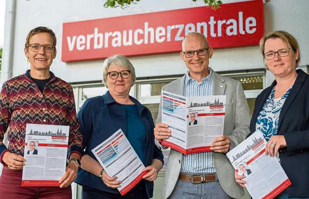 Viel Arbeit, zusammen gefasst im Jahresbericht 2023: Vorgestellt wurde er von Holger Okken und Andrea Birkenhauer (2. von links) sowie Kreiskämmerin Kim Weber (rechts) und der beim Kreis für Verbraucherschutz zuständigen Dezernentin Ricarda Oberreuter. Foto: Dahm