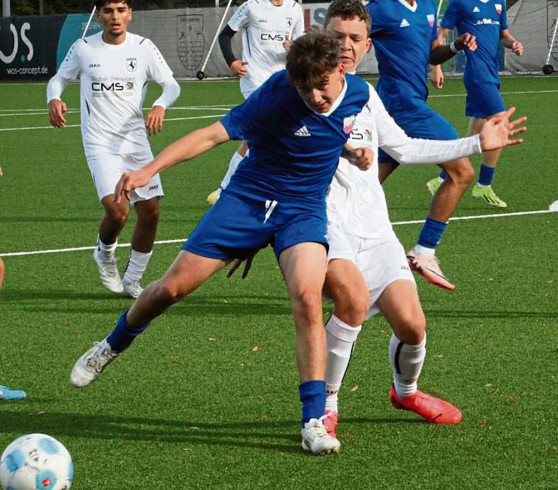 Voll reinhängen will sich im Finale auch die B-Jugend des TuS Lipperode (in Blau), die die Favoritenrolle aber dem SV überlassen muss. Fotos: Dannhausen