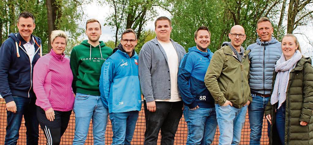 Nicht nur der Vorstand der Tennisabteilung des TuS Lipperode freut sich auf die bevorstehende Sommersaison mit neun Teams vom Birkenbruch.