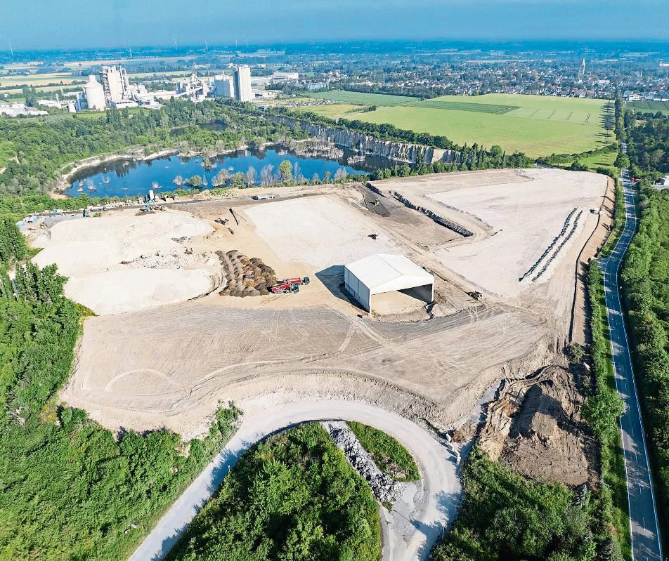 Vom ehemaligen Zementwerk „Seibel und Söhne“ fehlt schon jede Spur. Im Juli soll das Industriegebiet an die neuen Nutzer übergeben werden. Foto: Eickhoff