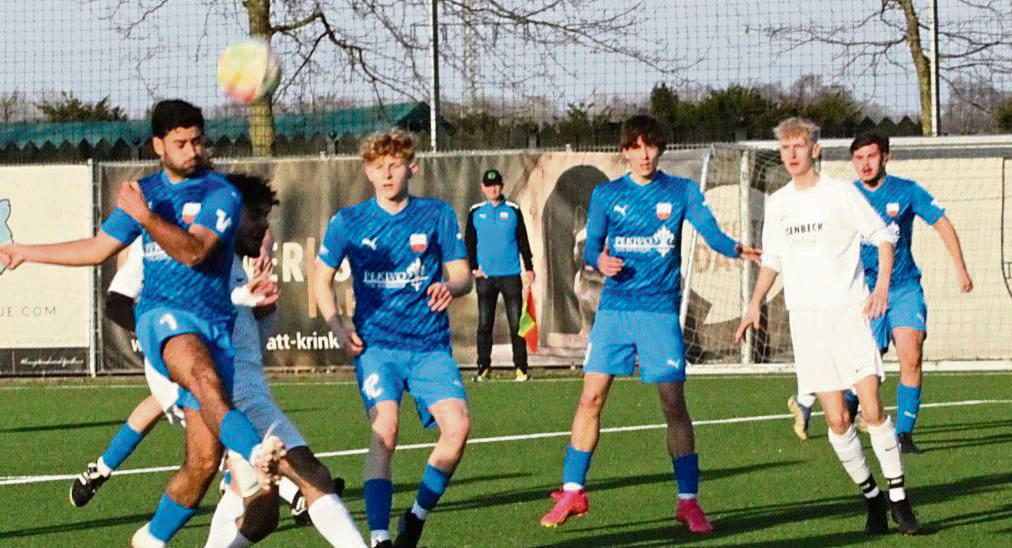 In der Kreisliga A der A-Junioren wurde die Partie zwischen dem TuS Lipperode (in Blau) und der JSG Suttrop beim Stand von 10:0 in der 71. Minute abgebrochen. Foto: Dannhausen