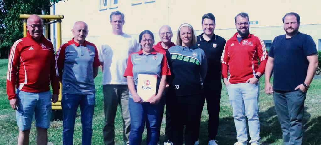 Gemeinsames Gruppenbild nach der Unterzeichnung des Ehrenkodex im Fußballkreis Lippstadt (v.l.): Michael Kaup (Kreisjugendausschuss), Sasa Marjanovic (Viktoria Lippstadt), Christoph Dannhausen (TuS Lipperode), Katja Marjanovic (Viktoria Lippstadt), Rüdiger Fruh, Antje Boomgaarden (SuS Cappel), Alexander Brinschwitz (SV Lippstadt), Dorian Weiß (Kreisjugendausschuss) und André Ostwald (SV Lippstadt). Foto: Feichtinger