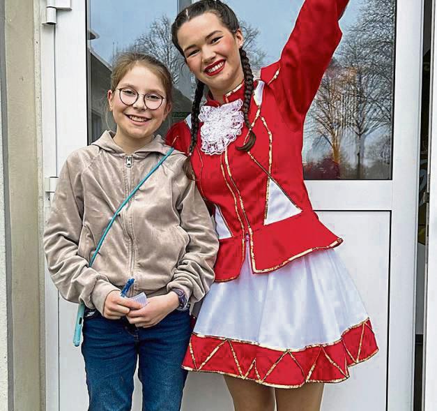 Mia Krois (links) schreibt für das Dorfblatt „Dedinghausen aktuell“ und hat Dana Hagemann interviewt. Foto: Kunau