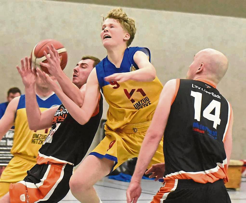 Die Basketballer des LTV Lippstadt (dunkle Trikots) wollen nach der Niederlage im Kreisderby gegen Soest zurück in die Erfolgsspur. Foto: Hoffmann