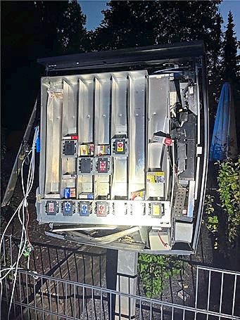 Unbekannte haben gegen 4.25 Uhr einen Zigarettenautomaten in Lippstadt gesprengt. Diese Foto zeigt die Sprengung eines Automaten in Lipperbruch am 13. August. Archivfoto: Polizei