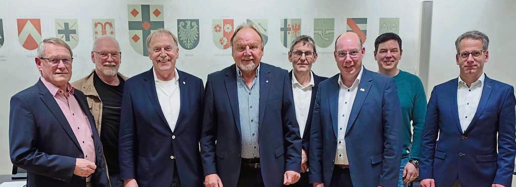 Vorstand und Aufsichtsrat der Rüthener Bürgerenergie Genossenschaft sind mit Bürgermeister Peter Weiken (3.v.r.) und Steuerberater Christoph Heiermeier (r.) zufrieden mit den Ergebnissen der Photovoltaik Anlage am Schawiggenknapp.
