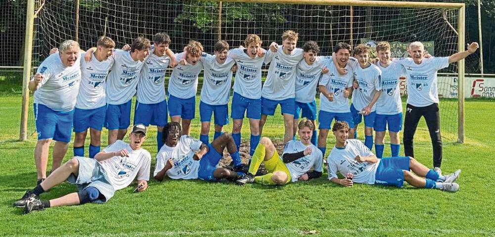 Meister der Kreisliga A wurde die A-Jugend des SC Lippstadt (h.v.l.): Manuel Schröder (Trainer), Leandro Canicatti, Max Löcher, Michael Balzer, Linus Kruse, Bennet Buckow, Lukas Pütter, Clemens Pohle, Gabriel Tsitsios, Firaidoon Shirzad, Finn Ostermann, Alessio Buchmüller, Panos Tsitsios (Trainer); (v.v.l.): Simon Rappold, Bervelly Lumdoloka, Miroslav Rast, Ryan Hajri. Es fehlen: Henk Soetebeer, Luis Conze, Dion Thiel, Yannik Arndt, Luca Krämer. Jetzt geht es in die Aufstiegsspiele zur Bezirksliga.