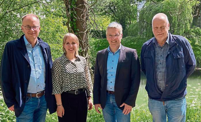 Andreas Schäfermeier (l.) und Peter Graewe-Wöstemeier (r., beide Rotary-Club Erwitte-Hellweg) überreichten die Spende an Lucia Schacht und Axel Bohnhorst (beide vom Verein Für unsere Kinder in Lippstadt).