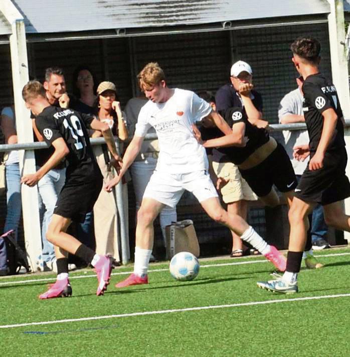 Die B-Junioren des TuS Lipperode (in Weiß) holten mit einem 2:0 über Kaunitz die ersten drei Saisonpunkte. Foto: Dannhausen