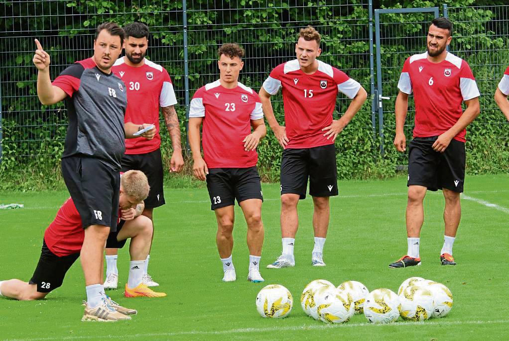 SV-Rückkehrer Janik Steringer (2.v.r.; lauscht hier den Worten von Felix Bechtold beim Trainingsauftakt) hat richtig Bock auf die Oberliga. Zuletzt spielte der Innenverteidiger in der 8. Liga für den TV Fredeburg. Foto: Wiegand
