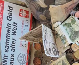Restgeld aus dem Urlaub oder alte D-Mark sammelt die Caritas zur Unterstützung von Ferienfreizeiten von sozial benachteiligten Kindern.